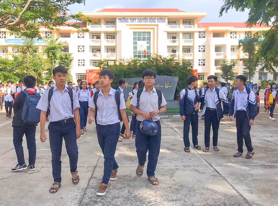 Thí sinh ra về sau khi hoàn thành ngày thi đầu tiên. Ảnh: Mộc Trà