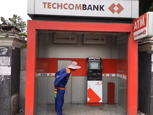 Một cây ATM của ngân hàng bị đập phá trước đó.