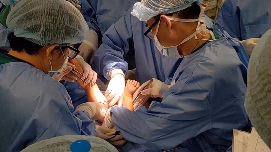 Hai bé còn một quá trình hậu phẫu và hồi phục rất dài ở phía trước.