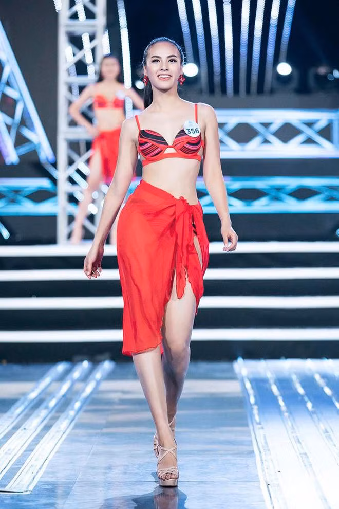 Trong những bức ảnh diện bikini, chân dài 1,68m khiến nhiều người trầm trồ bởi vóc dáng thon gọn sau khi giảm cân với số đo hình thể 82-63-95cm ẢNH: FBNV
