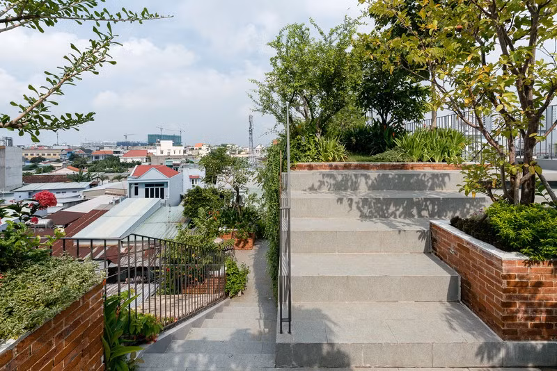 Lối dẫn lên sân thượng bằng bê tông.