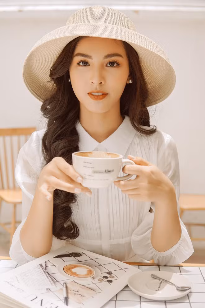 Người đẹp sinh năm 1995 sở hữu phong cách thời trang nữ tính. Cô ưu tiên lựa chọn những thiết kế váy xòe, tôn lên vẻ đẹp ngọt ngào của mình ẢNH: FBNV