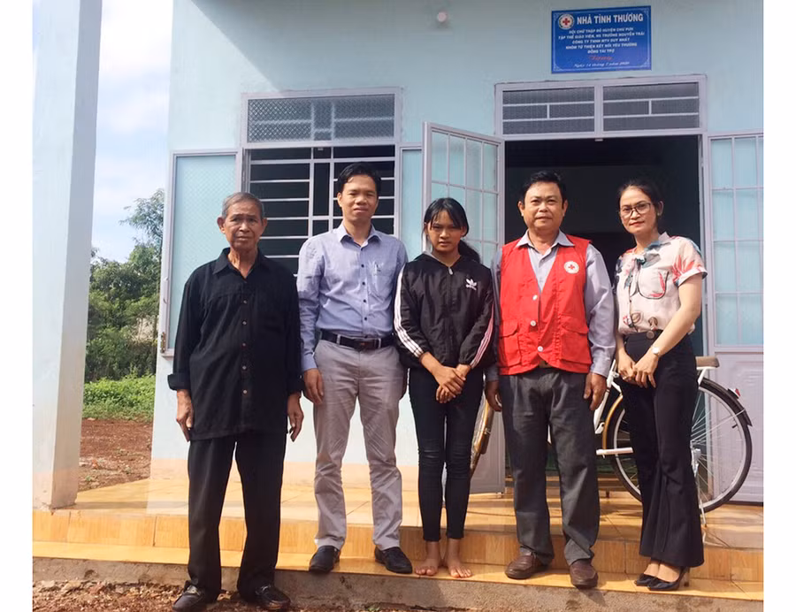  Bàn giao nhà tình thương cho em Siu H’Hạ Mi. Ảnh: Hồng Ngọc
