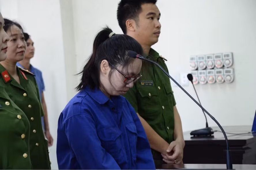Bị cáo Lại Thị Kiều Trang tại tòa. Ảnh ĐL