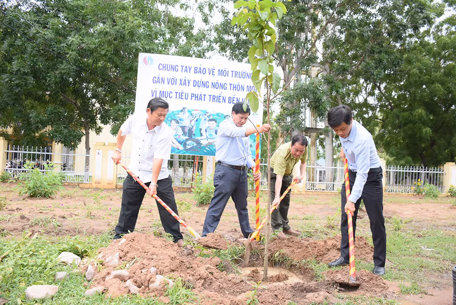  Đại diện lãnh đạo các đơn vị tham gia trồng cây tại buổi lễ phát động. Ảnh: M.N