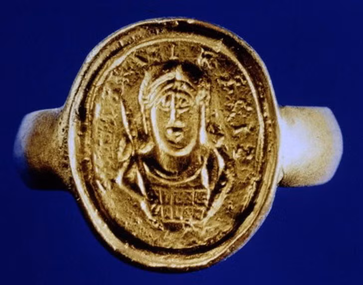  Hình ảnh bản sao chiếc nhẫn vàng của vua Childeric - Ảnh: WIKIPEDIA