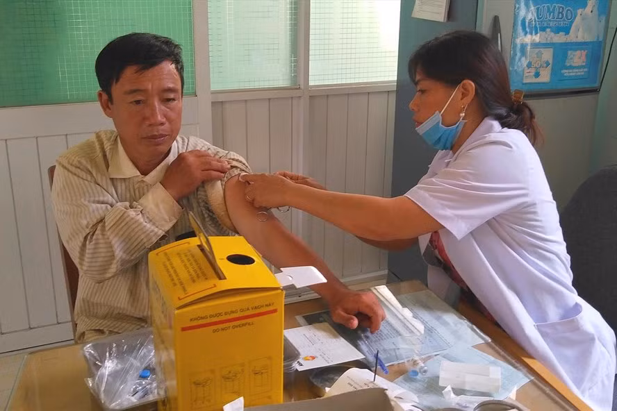 Nhiều người dân đến hỏi tiêm vắc xin phòng chống bệnh bạch hầu. Ảnh Thanh Tuấn
