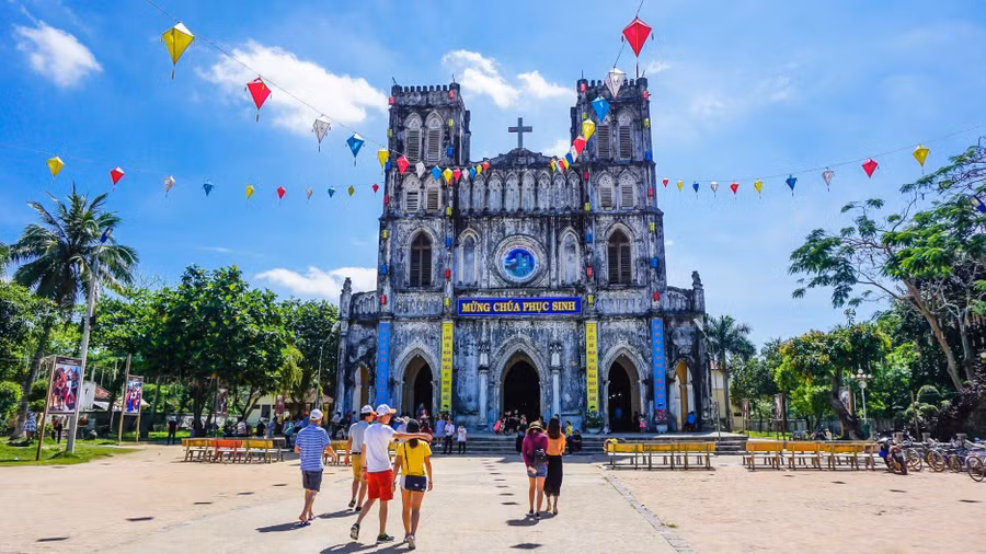 Trên đường đến ghềnh Đá Đĩa, du khách có thể ghé thăm nhà thờ Mằng Lăng mang kiến trúc cổ kính và có bề dày lịch sử lâu đời ở Việt Nam. Đặc biệt, đây là nơi lưu giữ cuốn sách in chữ quốc ngữ đầu tiên của nước ta.