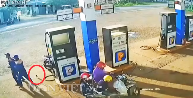 Cọc tiền văng ra từ túi một nhân viên cây xăng.