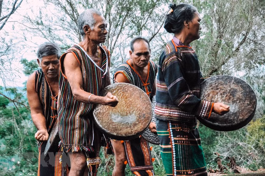 Diễn tấu cồng chiêng của người M’Nông, dân tộc bản địa lâu đời nhất tỉnh Đắk Nông. (Ảnh: TTXVN phát)
