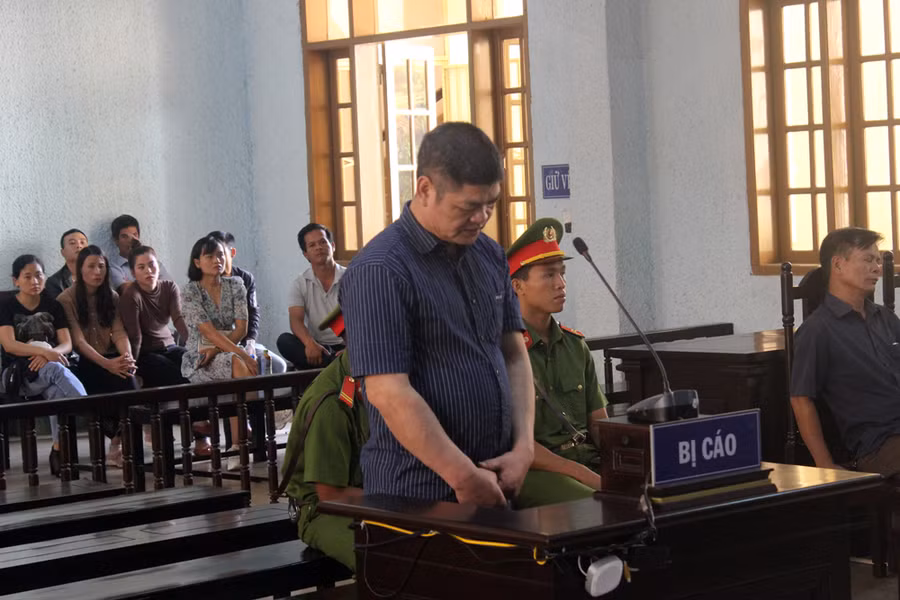 Vì mâu thuẫn trong làm ăn Hồng đã mang xăng đến đốt nhà chị Hà. Ảnh: Văn Ngọc 