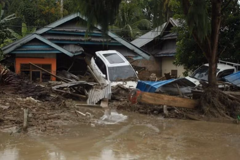 Quang cảnh tan hoang sau lũ quét. Ảnh: AFP