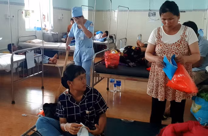 Có đến hàng chục người lớn và trẻ em nhập viện cấp cứu sau 2 tiệc (cưới và tân gia).