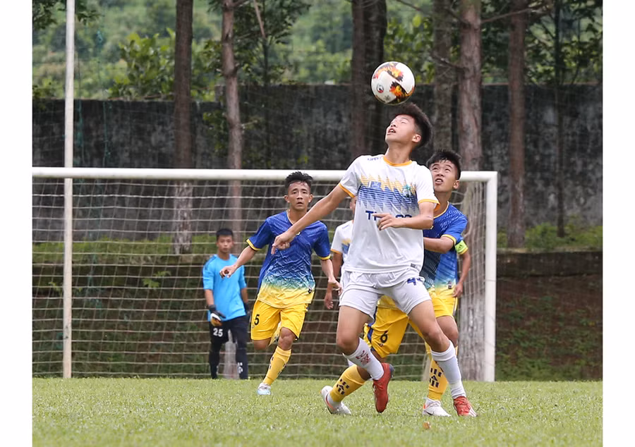 Cầu thủ U17 HA.GL (áo trắng) trong trận đấu với U17 Phú Yên (xanh). Ảnh: Minh Trần