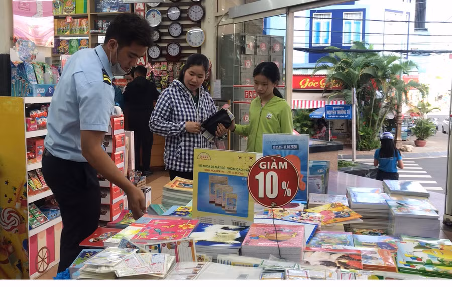Phần lớn phụ huynh chọn mua sách giáo khoa năm học 2020-2021 cho con từ sớm. Ảnh: Vũ Thảo Phần lớn phụ huynh chọn mua SGK năm học 2020-2021 cho con từ sớm. Ảnh: V.T