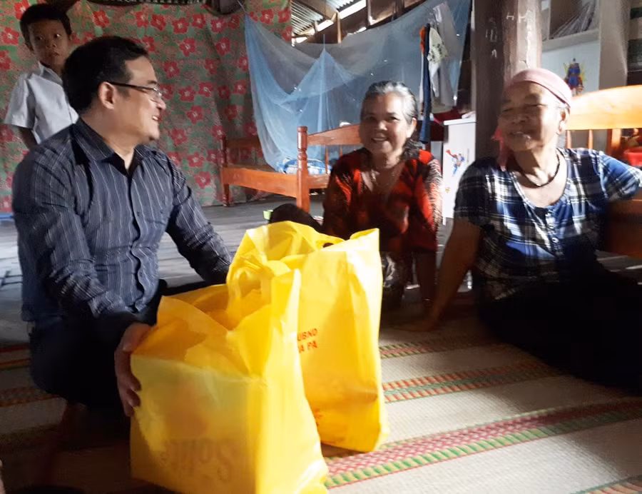 Lãnh đạo HĐND huyện Ia Pa thăm, tặng quà các gia đình có công nhân ngày Thương binh liệt sĩ 27-7.Ảnh.Vũ Chi (1)