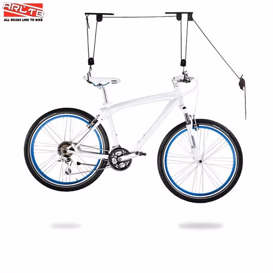 Bạn có thể đã từng nhìn thấy loại giá đỡ xe đạp này. Với hệ thống ròng rọc hiện đại, chúng cho phép bạn cất chiếc xe đạp của mình lên cao và khóa an toàn vào vị trí cố định..