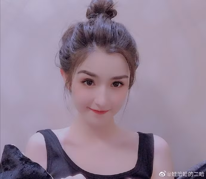 Dẫu vậy nhan sắc của mỹ nhân phim cổ trang Trung Quốc trên màn ảnh hay đời thường vẫn khiến người hâm mộ khó có thể rời mắt là điều không thể phủ nhận.