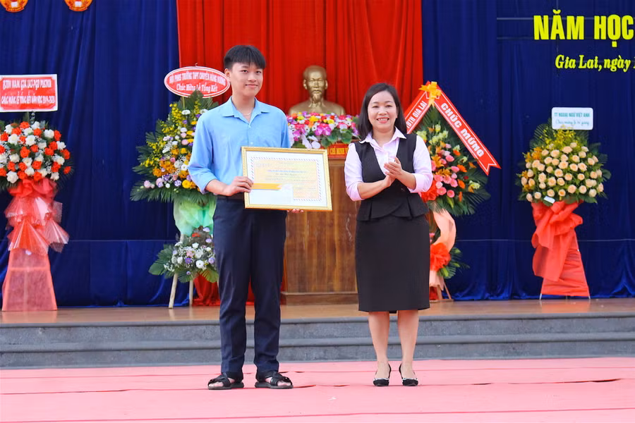 Phó Giám đốc Sở Thông tin và Truyền thông Lê Thị Thu Hương thừa ủy quyền của Bộ trưởng Bộ Thông tin và Truyền thông trao chứng nhận đạt giải cho em Văn Nhật Nguyên. Ảnh: Hồng Thi Phó Giám đốc Sở Thông tin và Truyền thông Lê Thị Thu Hương, thừa ủy quyền của Bộ trưởng Bộ Thông tin và Truyền thông trao chứng nhận đạt giải cho em Văn Nhật Nguyên. Ảnh: Hồng Thi