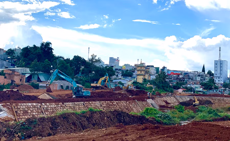  Dự án kè chống sạt lở suối Hội Phú đang đẩy nhanh tiến độ thi công. Ảnh: H.D