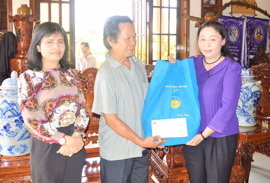 Bà Huỳnh Nữ Thu Hà thăm và tặng quà gia đình ông Phan Văn Hùng- thương binh-Tổ dân phố 2-Thị trấn Đak Đoa-huyện Đak Đoa- Ảnh Đinh Yến