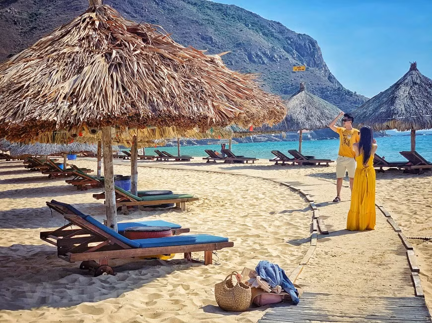 Nơi đây thu hút nhiều cặp đôi đến 'check-in.' (Ảnh: Xuân Mai/Vietnam+) Nơi đây thu hút nhiều cặp đôi đến 'check-in.' (Ảnh: Xuân Mai/Vietnam+)