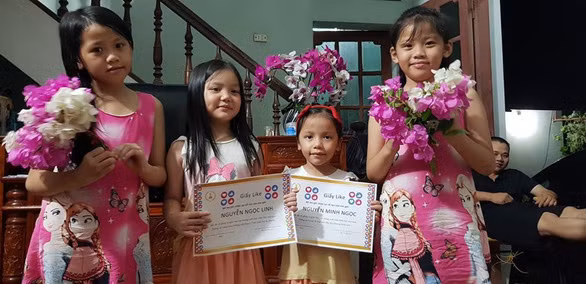  Bé Ngọc Linh và Minh Ngọc nhận được 