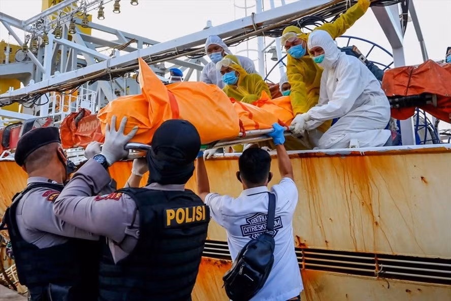  Phát hiện thi thể thuyền viên Indonesia trên tàu cá Trung Quốc. Ảnh: AFP
