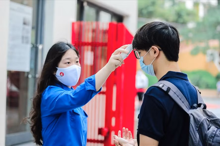  Thí sinh tham dự kỳ thi tốt nghiệp THPT năm 2020 sẽ được kiểm tra thân nhiệt, sức khỏe trước khi vào phòng thi. Ảnh: Tô Thế