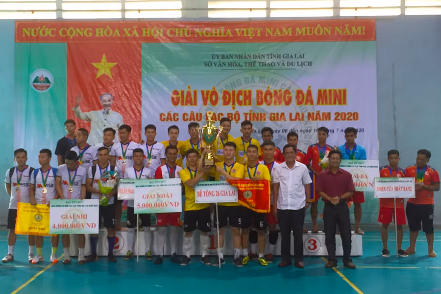 Ban tổ chức trao giải nhất, nhì, ba cho các đội có thành tích xuất sắc tại giải. Ảnh: Hà Phương