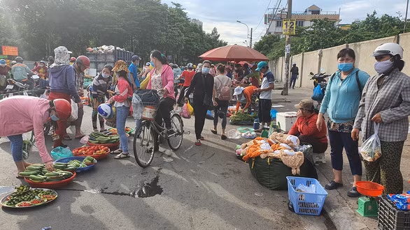 Nhiều lao động mất việc ở nhà máy đã ra chạy chợ trang trải cuộc sống (ảnh chụp gần KCN Tân Tạo) - Ảnh: MẠNH DŨNG