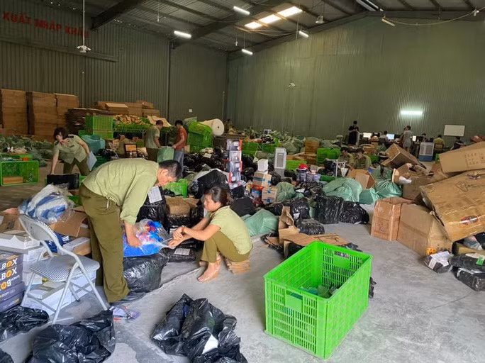 Kho hàng chứa hàng trăm ngàn sản phẩm không có nguồn gốc, hàng giả, hàng nhái nhãn hiệu nổi tiếng