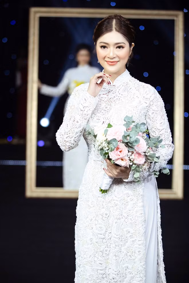 Thanh Trúc được nhà thiết kế Minh Châu lựa chọn mẫu áo dài họa tiết ren song vẫn tạo nên sự e ấp, kín đáo cho nữ diễn viên. Ảnh: PHAN TIẾN VŨ