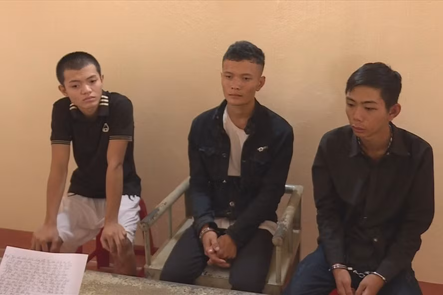  Các đối tượng Ly, Hải, Hiếu tại trụ sở Công an. Ảnh Công an cung cấp