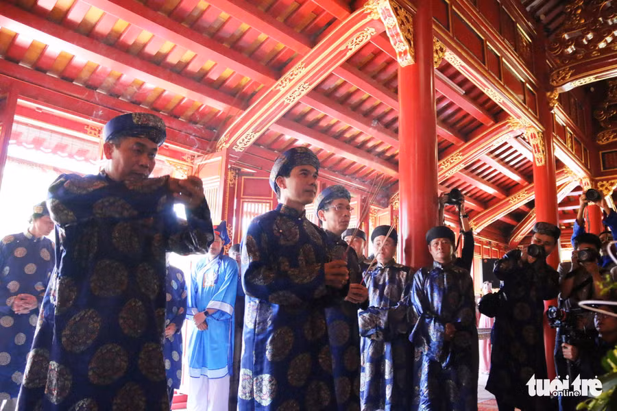 Ông Võ Lê Nhật (giữa) - giám đốc Trung tâm bảo tồn di tích cố đô Huế - dâng hương tri ân chúa Nguyễn Phúc Khoát tại Triệu Tổ miếu - Ảnh: NHẬT LINH