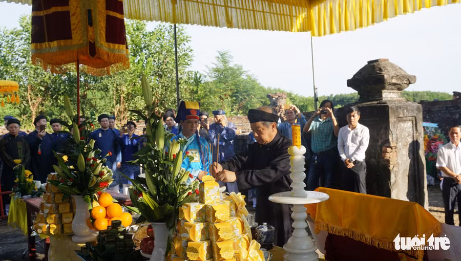  Ông Phan Ngọc Thọ (áo dài đen, đội khăn đống) - chủ tịch UBND tỉnh Thừa Thiên Huế - dâng hương tri ân tại lăng mộ chúa Nguyễn Phúc Khoát - Ảnh: LÊ VĂN NGUYỆN