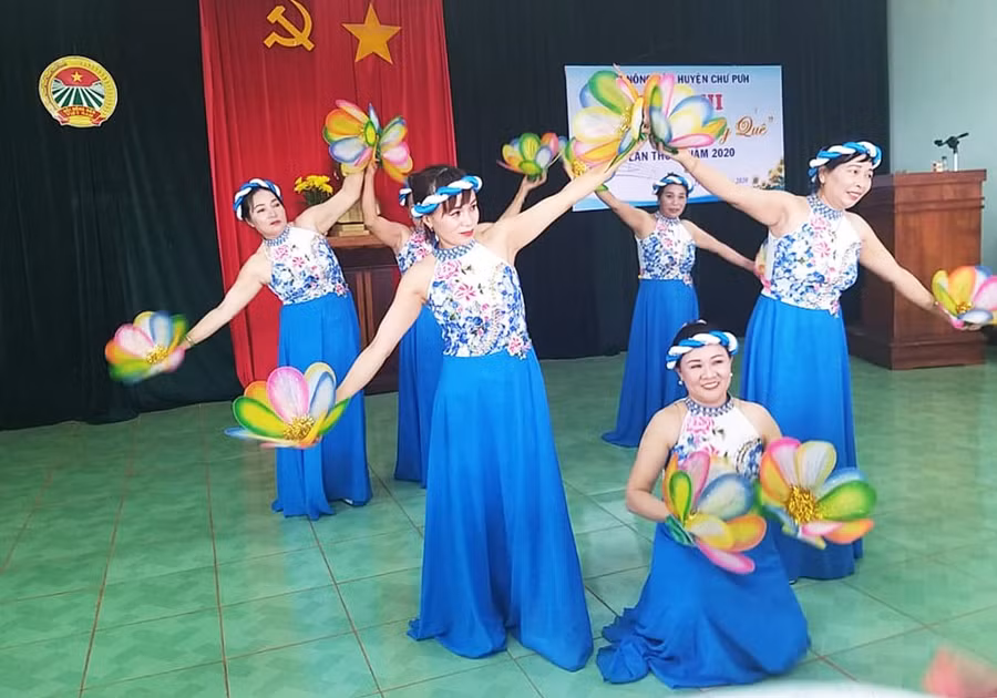  Tiêt mục múa của Hội nông dân xã Ia Ròng. Ảnh: Anh Thư