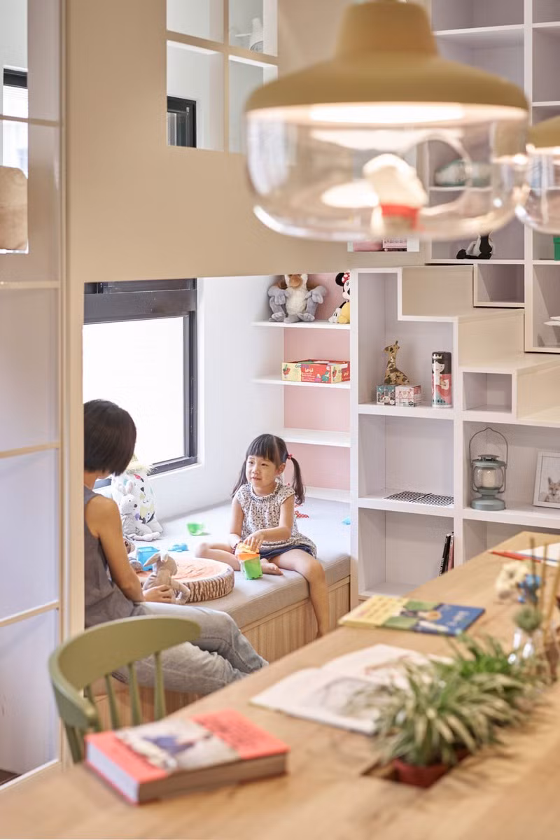Niềm vui của đôi vợ chồng mỗi ngày sau khi làm về là được chơi đùa cùng con. Niềm vui của đôi vợ chồng mỗi ngày sau khi làm về là được chơi đùa cùng con.