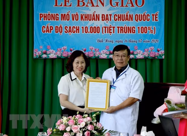 Lãnh đạo Sở Y tế Đắk Nông bàn giao phòng mổ cho Bệnh viện Đa khoa tỉnh. (Ảnh: Hưng Thịnh/TTXVN)
