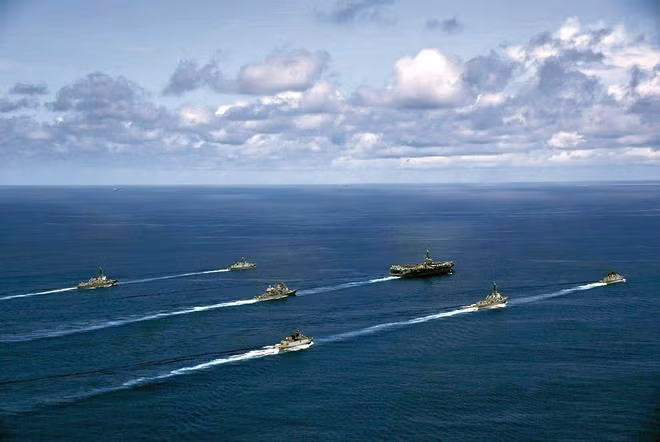 Cuộc diễn tập giữa các tàu Hải quân Ấn Độ và nhóm tàu sân bay USS Nimitz gần quần đảo Andaman và Nicobar hôm 20-7. Ảnh: The Hindu