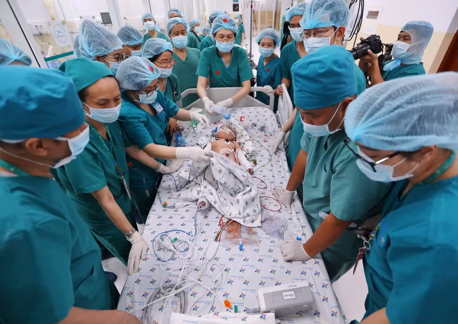 Ca phẫu thuật tách rời cặp song sinh dính nhau vùng bụng chậu kéo dài hơn 12 giờ đã kết thúc thành công ẢNH: NGỌC DƯƠNG