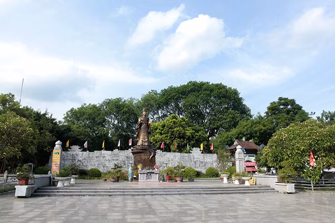  Quần thể Khu di tích đền thờ Hoàng thái hậu Ỷ Lan (xã Dương Xá, huyện Gia Lâm, Hà Nội) rộng 3ha bao gồm: chùa, đền, điện, sơn trang. Chùa và đền thờ Nguyên Phi Ỷ Lan còn gọi chùa Bà Tấm, đền Bà Tấm. Chùa có tên chữ 