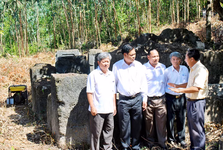 Nhà báo Phan Thanh Bình, Tổng Thư ký Hội Khoa học lịch sử tỉnh Phú Yên (bìa phải), giới thiệu 4 dạng mộ cổ với đồng chí Bí thư Tỉnh ủy Huỳnh Tấn Việt (thứ 2 từ trái sang), nguyên Bí thư Tỉnh ủy Nguyễn Thành Quang (trái) và đại diện những người phát tâm lập đàn tràng, tu tảo những ngôi mộ cổ - Ảnh: MINH KÝ.