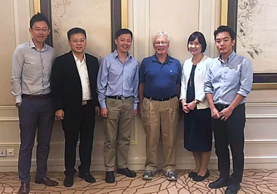 Nữ Tiến sĩ Lê Minh cùng những đồng sáng lập tại buổi nhận vốn từ quỹ đầu tư mạo hiểm Esco.