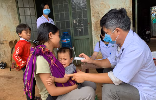 Ngành Y tế tổ chức khám sàng lọc và điều trị dự phòng cho người dân làng Bông Hiot (xã Hải Yang, huyện Đak Đoa) trong chiều 4-7