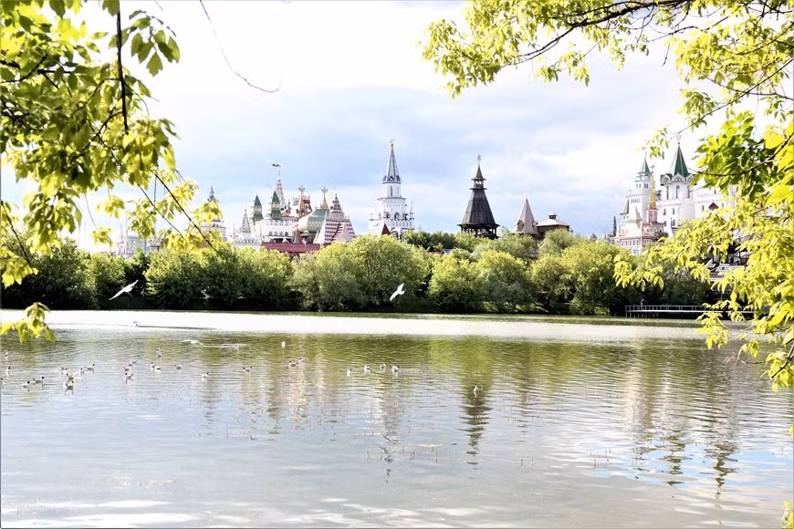 Hải âu và vịt trời trong công viên Bảo tàng-Điền trang Izmailovo, nhìn sang bên là khu Kremlin ở Izmailovo làm bằng gỗ. Ảnh: Duy Trinh/TTXVN