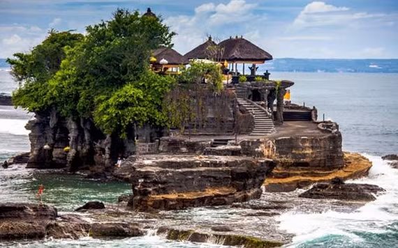Đền Tanah lot nằm ngoài biển ở Bali là một trong những địa điểm được du khách yêu thích. Ảnh: JP