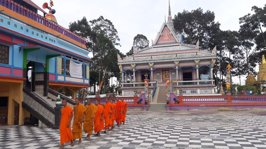 Chùa Sro lôn (chùa Chén Kiểu) thu hút với kiến trúc độc đáo của chánh điện, trường học có trần và vách được ốp chén, dĩa kiểu xưa. Du khách còn có thể chiêm ngưỡng một phần gia sản của Công tử Bạc Liêu tại đây, đó là bộ bàn, bộ trường kỷ, 2 chiếc giường ngủ chạm khắc cẩn xà cừ rất công phu và tinh xảo