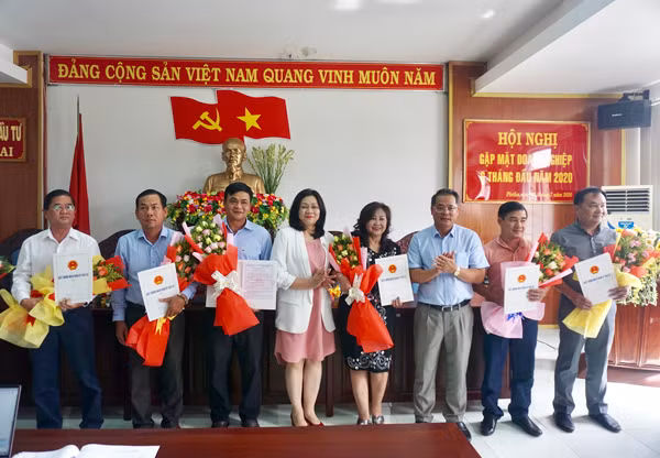 Sở Kế hoạch và Đầu tư trao Giấy chứng nhận Đăng ký đầu tư cho các DN. Ảnh: H.D