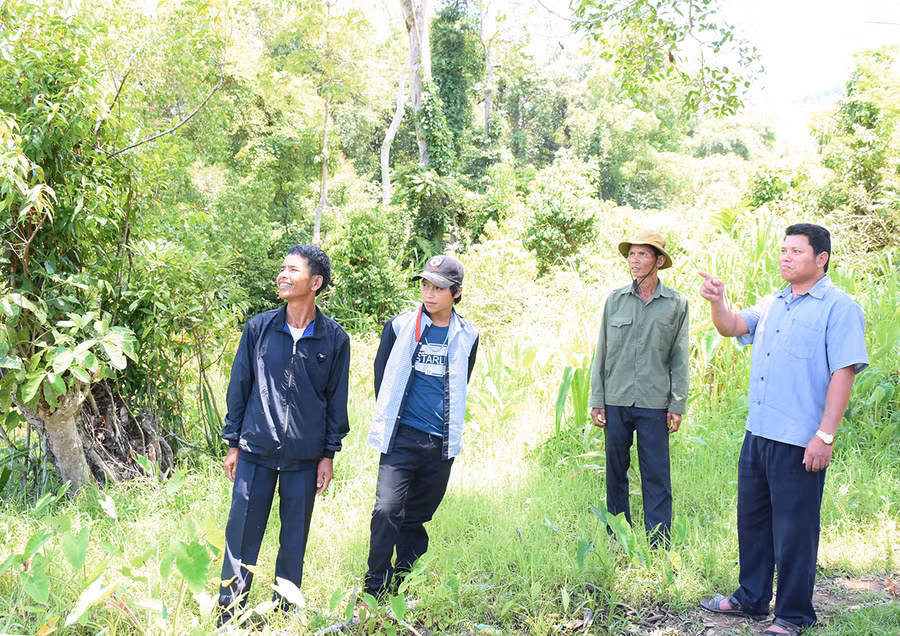  Cán bộ xã Kon Pne (bìa phải) tuyên truyền, vận động người dân tham gia quản lý, bảo vệ rừng. Ảnh: M.N